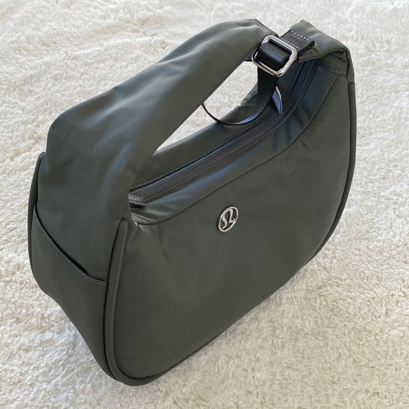 ❤️ Lululemon Mini Shoulder Bag 4L Grey Sage NWT - Picture 15 of 16